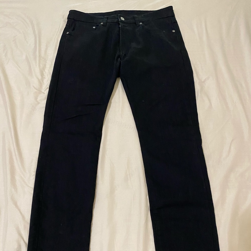 BLACK SKINNY JEANS.